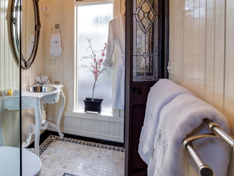 Silverleaf Cottage - Accommodation Gladstone 2