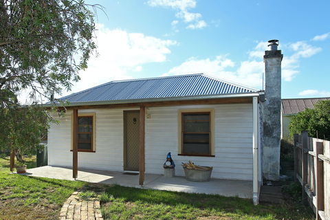 Stable Cottage - Accommodation Gladstone 0
