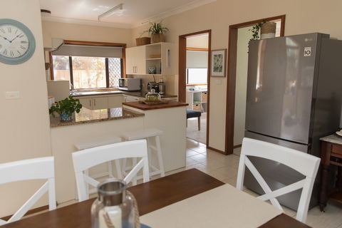 Taranaki Beach Unit - Accommodation Gladstone 0