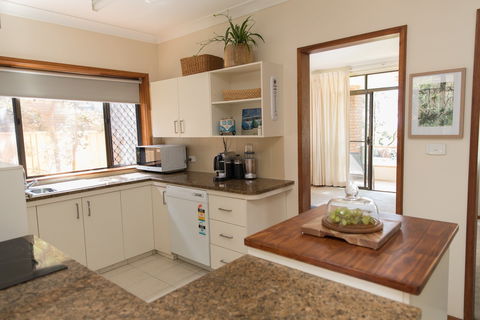 Taranaki Beach Unit - Accommodation Gladstone 1