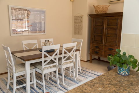 Taranaki Beach Unit - Accommodation Gladstone 2