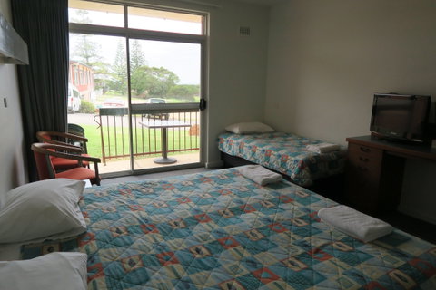 Tathra Hotel - Motel - Accommodation Gladstone 2