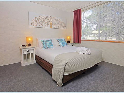 The Lodge Broulee - Accommodation Gladstone 0