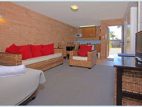 The Lodge Broulee - Accommodation Gladstone 2