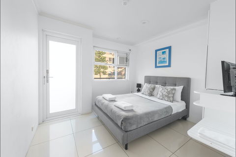 The Manly Hotel Est. 1964 - Accommodation Gladstone 1