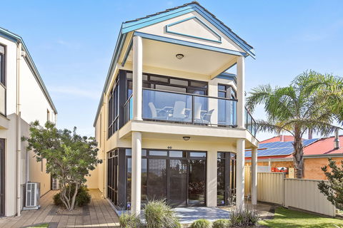 63 Franklin Parade - Accommodation Gladstone 1