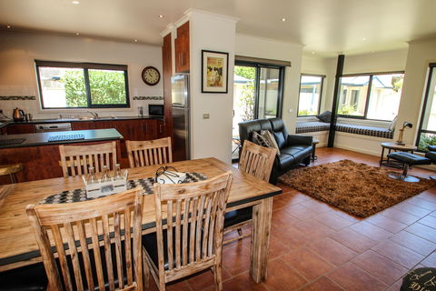 Avignon In Bright - Accommodation Gladstone 1
