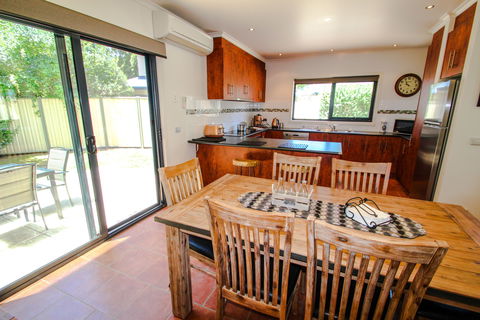 Avignon In Bright - Accommodation Gladstone 2