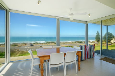 Chiton On The Rocks - Breathtaking Panoramic Coastal Views - Accommodation Gladstone 0