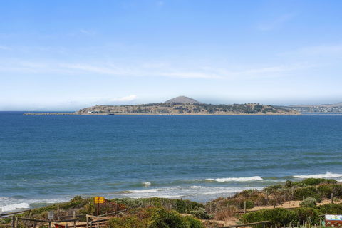 Chiton On The Rocks - Breathtaking Panoramic Coastal Views - Accommodation Gladstone 1