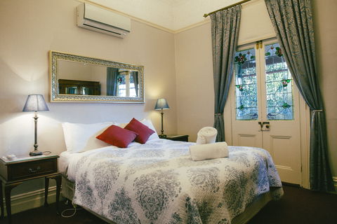 Glenella Guesthouse - Accommodation Gladstone 0