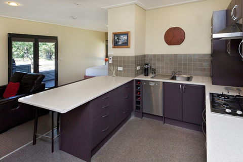 Kickenback Studio - Accommodation Gladstone 2