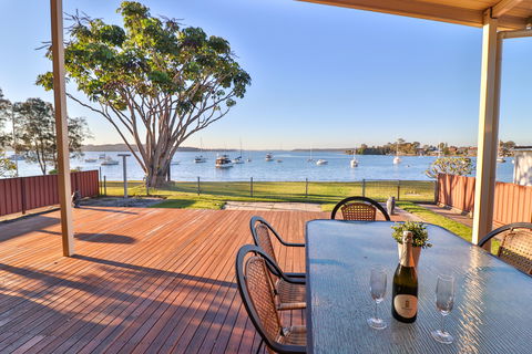 Lakefront Simplicity - Accommodation Gladstone 0