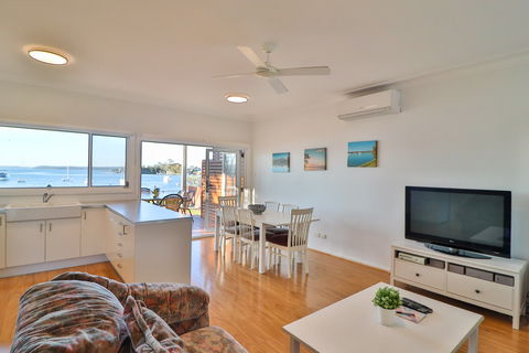 Lakefront Simplicity - Accommodation Gladstone 2
