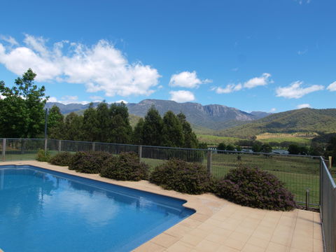 Mad On The Buckland - Accommodation Gladstone 2