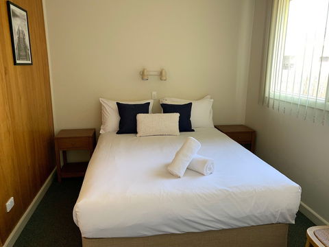 Marina Motel Rooms - Accommodation Gladstone 1