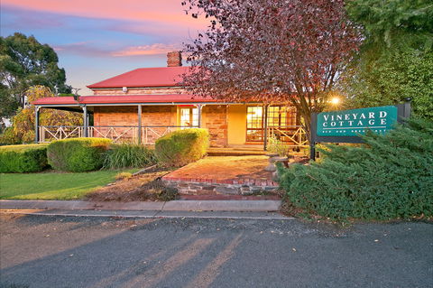 Mt Bera Vineyard Cottage BnB - Accommodation Gladstone 1