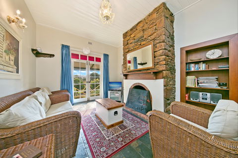 Mt Bera Vineyard Cottage BnB - Accommodation Gladstone 2