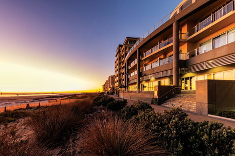 Oaks Glenelg Plaza Pier Suites - Accommodation Gladstone 0