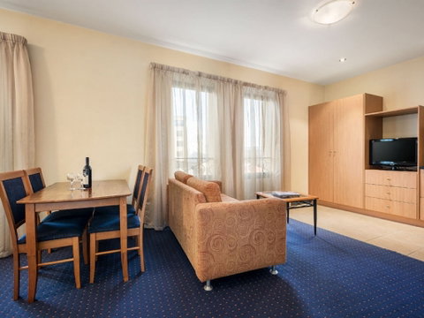 Quest Savoy - Accommodation Gladstone 2