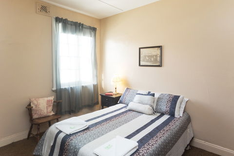 Southern Railway Hotel - Accommodation Gladstone 2