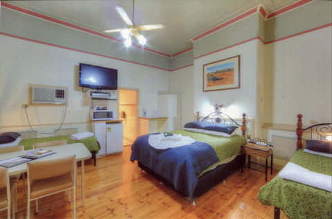 The Lodge Outback Motel - Accommodation Gladstone 2