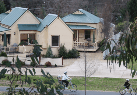 Autumn Affair Cottages  - Accommodation Gladstone 1
