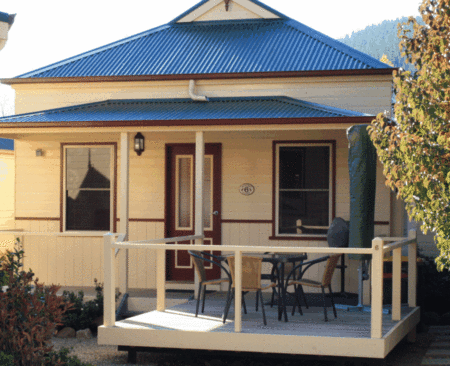 Autumn Affair Cottages  - Accommodation Gladstone 2