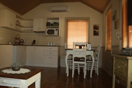 Autumn Affair Cottages  - Accommodation Gladstone 3