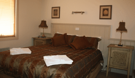Autumn Affair Cottages  - Accommodation Gladstone 4