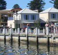 Dockside Waterfront Indulgence - Accommodation Gladstone