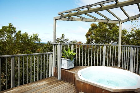 Oasis Apartments And Treetop Houses - Accommodation Gladstone 1