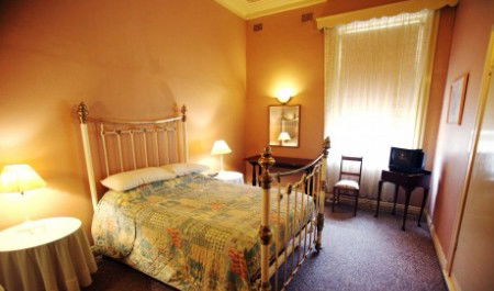 Romano's Hotel - Accommodation Gladstone 0