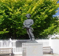 Alexander Cameron Statue - Accommodation Gladstone
