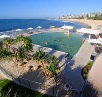 Kings Beach - Beachfront Salt Water Pool - Accommodation Gladstone