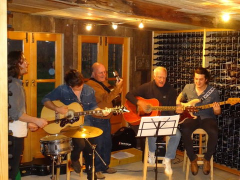 Munari Wines - Accommodation Gladstone 3