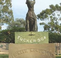 The Dog on the Tucker Box - Accommodation Gladstone