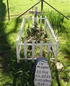 Johnny Gilberts Grave - Accommodation Gladstone 0