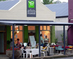 Artists On Parade Art Gallery - Accommodation Gladstone 1