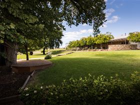 Howard Vineyard - Accommodation Gladstone 2