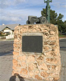 Ferguson Tractor Monument - Accommodation Gladstone 2