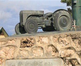 Ferguson Tractor Monument - Accommodation Gladstone 3