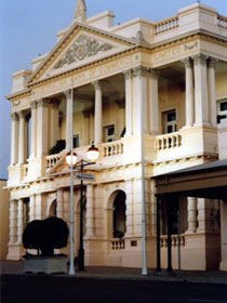 The World Theatre - Accommodation Gladstone 1