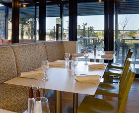 Curve Cafe + Bar - Accommodation Gladstone 0