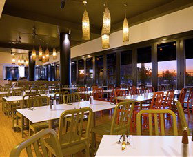 Curve Cafe + Bar - Accommodation Gladstone 2