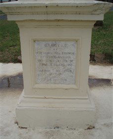 The Coronation Lamp Memorial - Accommodation Gladstone 1