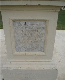 The Coronation Lamp Memorial - Accommodation Gladstone 2
