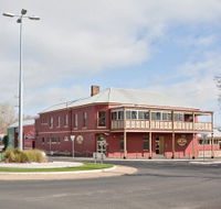 Kellys Rugby Hotel and Bottle Shop - Accommodation Gladstone