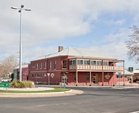Kellys Rugby Hotel And Bottle Shop - Accommodation Gladstone 0