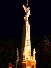 Cenotaph And Memorial Gates - Accommodation Gladstone 1